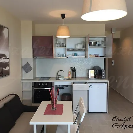 Beachfront Luxury Elizabeth, Апартаменты *