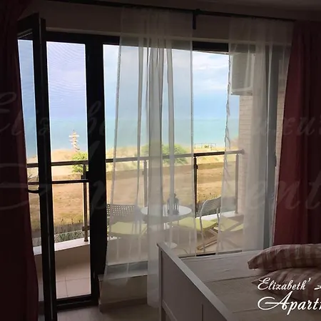 Beachfront Luxury Elizabeth, Apartment