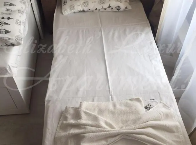 Beachfront Luxury Elizabeth, *